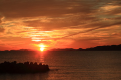 見たら幸せになるというだるま夕日