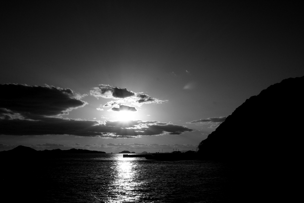 鹿島の夕景モノクロ