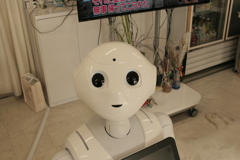 ペッパーがガンをくれる