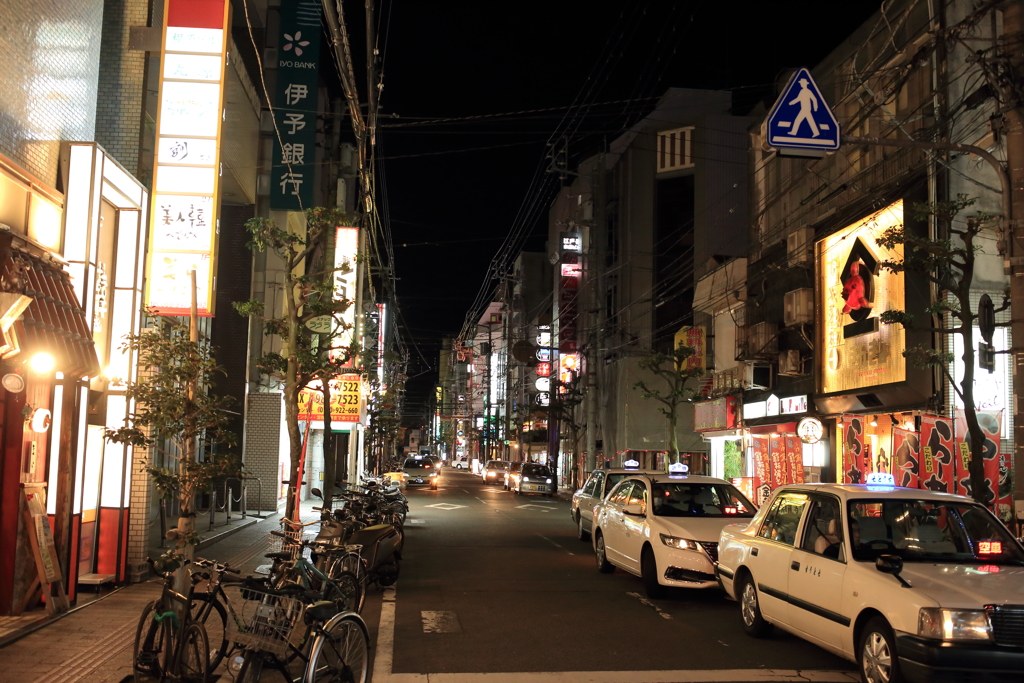 深夜の松山市二番町