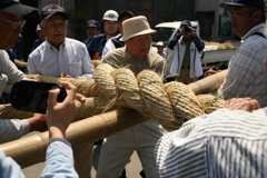 3本の縄を一本に締め上げてゆく