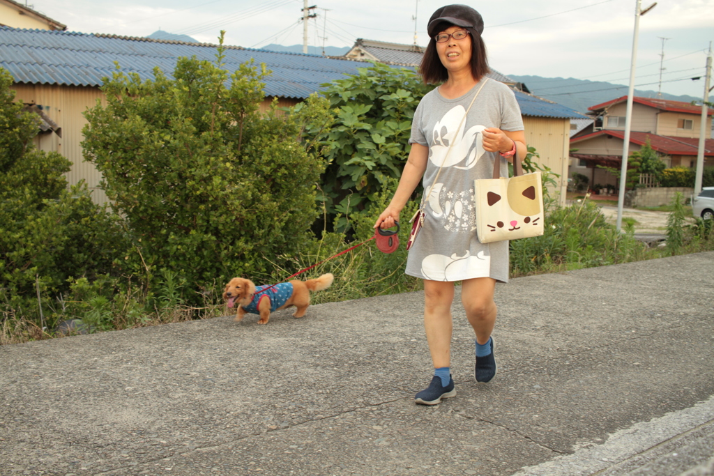 散歩してるルークとお姉さん