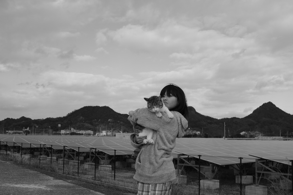 女の子と猫　モノクロ