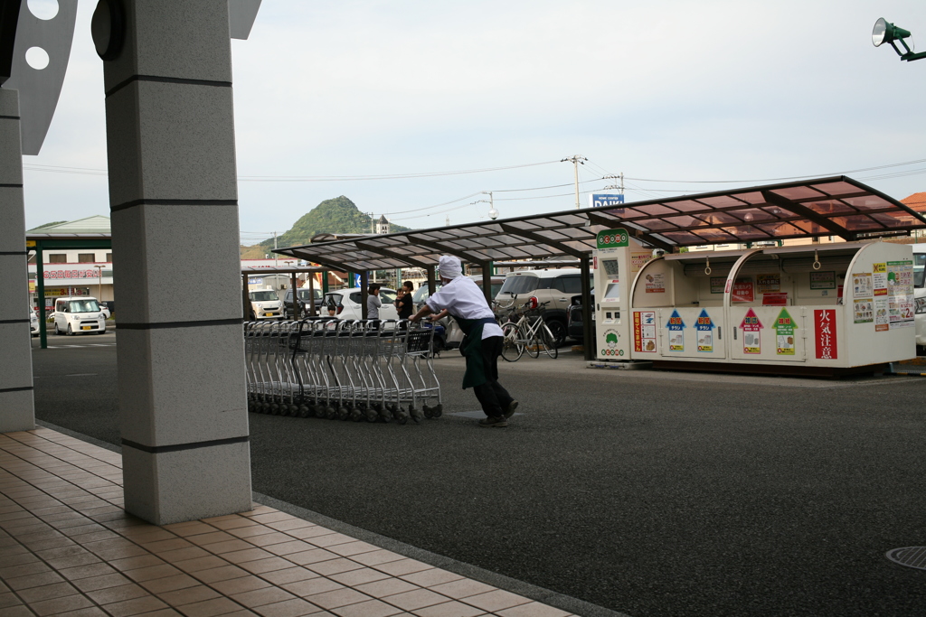 カートを押してる門屋（かどや）さん　元職場の上司