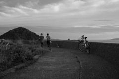 おばちゃんについていくトム君