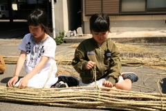 夫婦岩に渡すしめ縄を作る　あいりちゃんとまりんちゃん