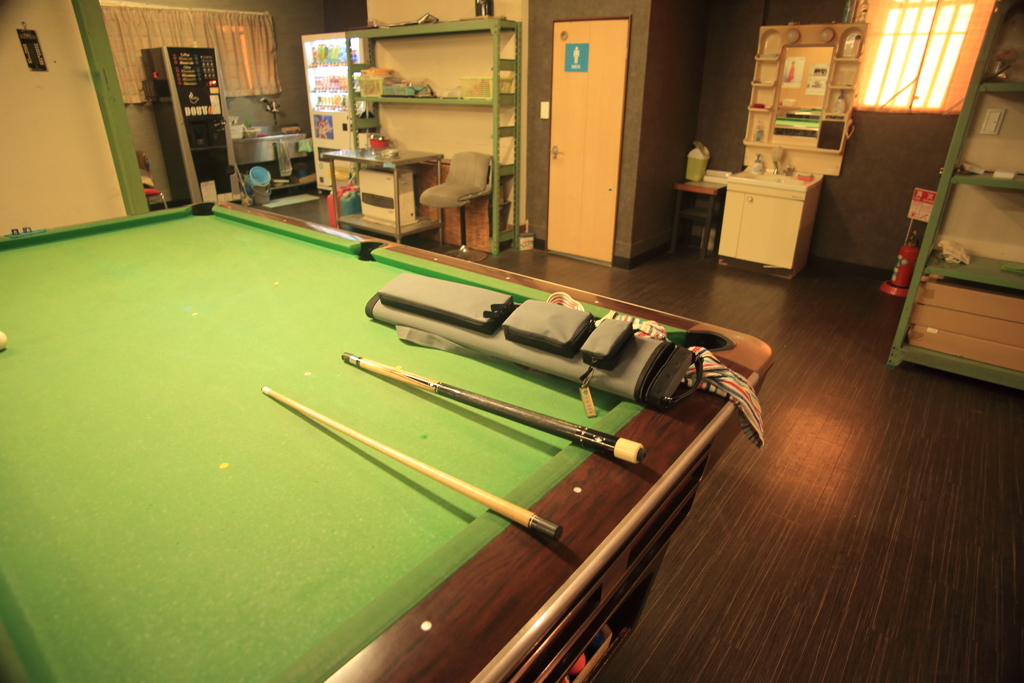 ビリヤードのキューはたいてい二分割できるのです