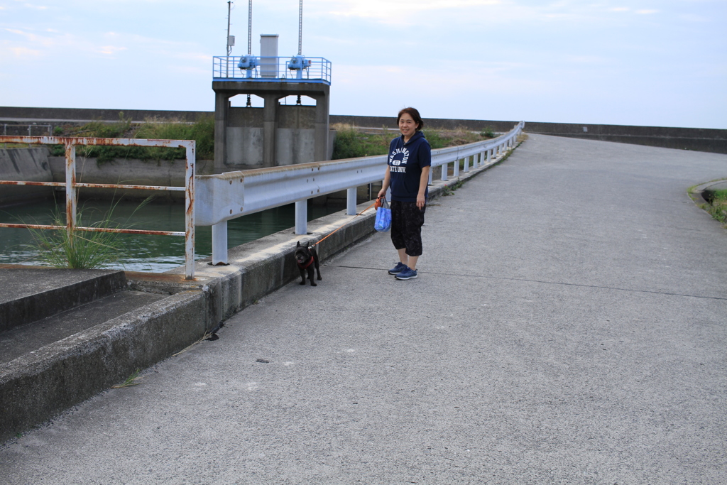 散歩中のチロルとお姉さん