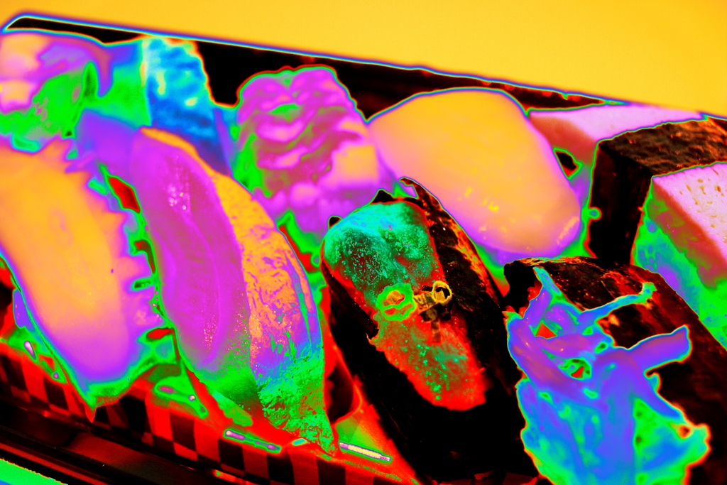 わるいこいね～か～？　悪さしたらこれ食わすぞ！