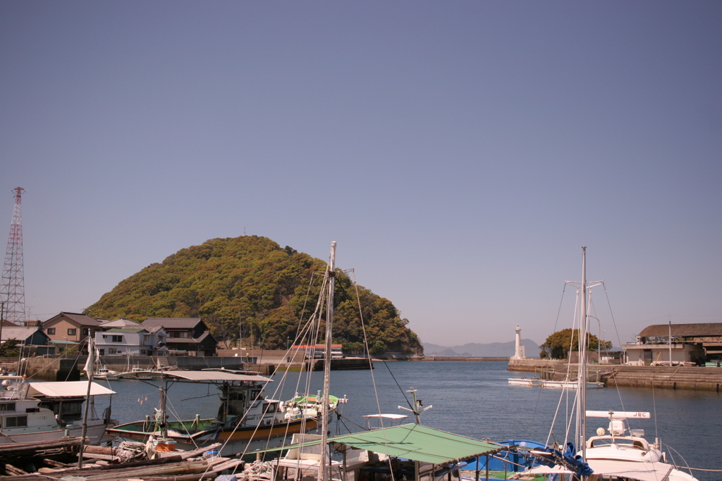 朝の北条港と鹿島