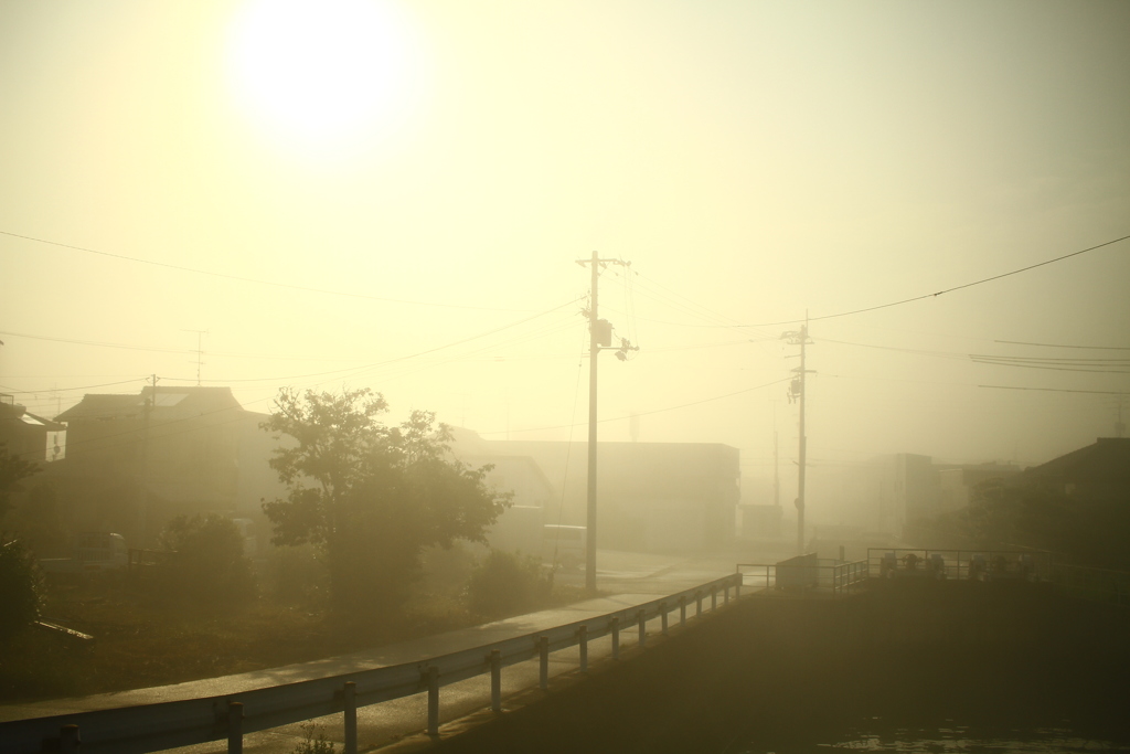 街は朝霧の中