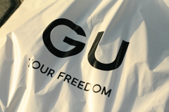 グでチノパンを2本買う