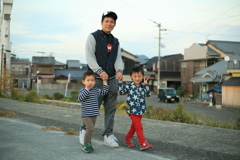 海沿い散歩してる親子さん