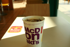マクドのアイスコーヒーは薄目で飲みやすいな