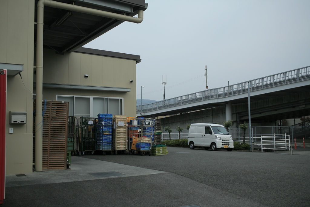 元職場の搬入口兼休憩所