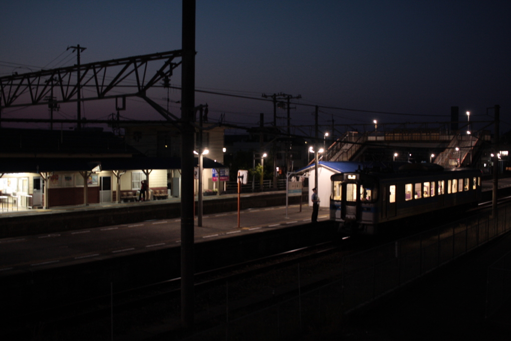 薄明りの伊予北条駅