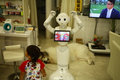 踊るペッパーと女の子とココさん