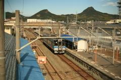 駅で特急行き違いのため7分停車しますなんてざらです