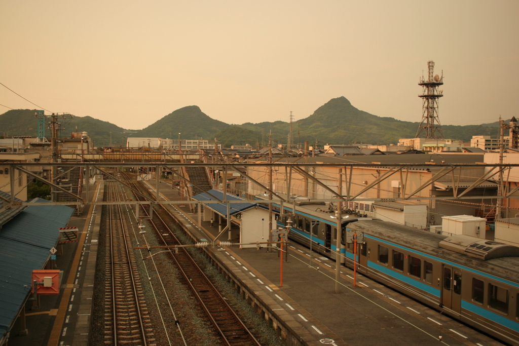 夕方の伊予北条駅