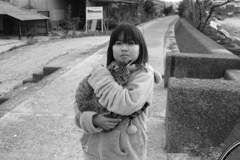女の子と猫　モノクロ