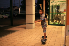 ガキンチョがスケボーみたいなののってる