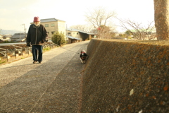 お母さんと散歩してるマック