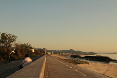 浜でラジオを聴く