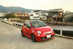 赤のアバルトかっこいいな