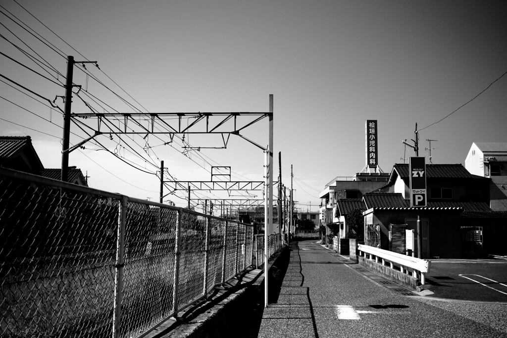 線路わき　ハイコントラストモノクロ
