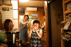 おっさんの真似をしてズーズーコーラをすするまりんちゃん