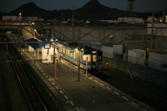 夜の伊予北条駅