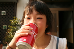 コーラを飲むあいりちゃん　まりんちゃん撮影