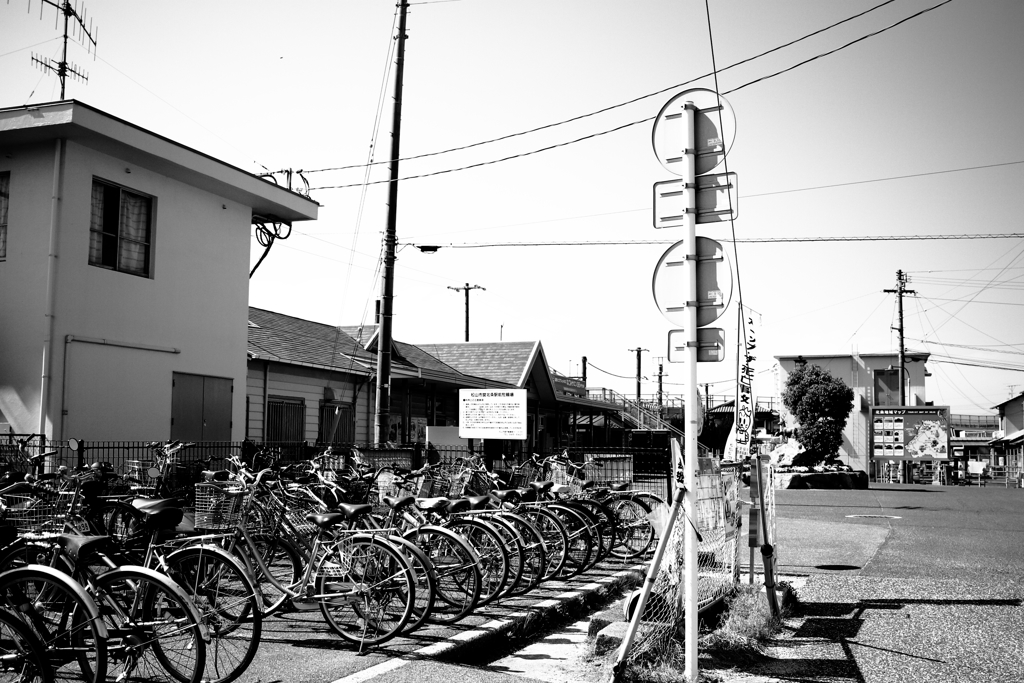 伊予北条駅　ハイコントラストモノクロ