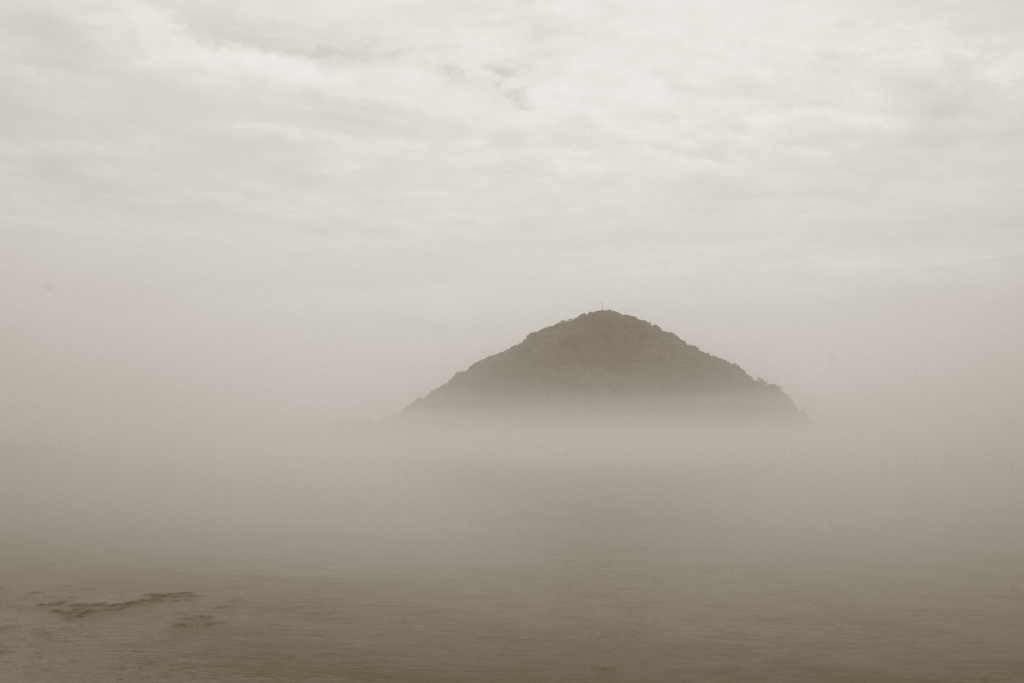 霧にかすむ鹿島