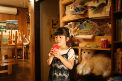 コーラを飲むまりんちゃん