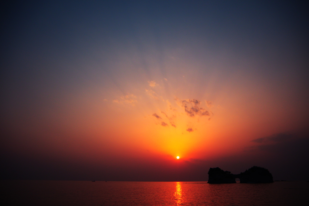 青と赤と、島の影と。