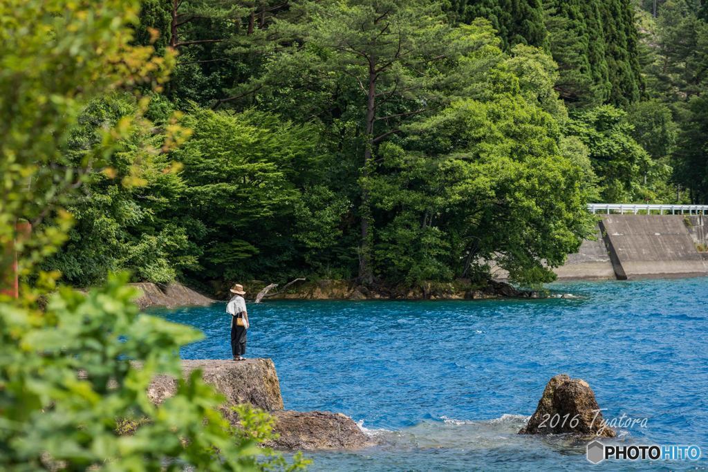 瑠璃色の湖畔に立つ