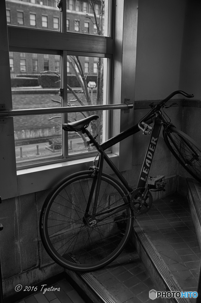 レトロなビルのモダンな自転車