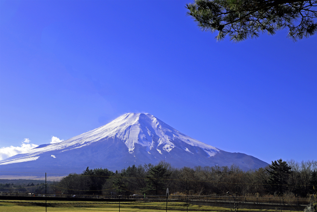 青空に聳える富士山