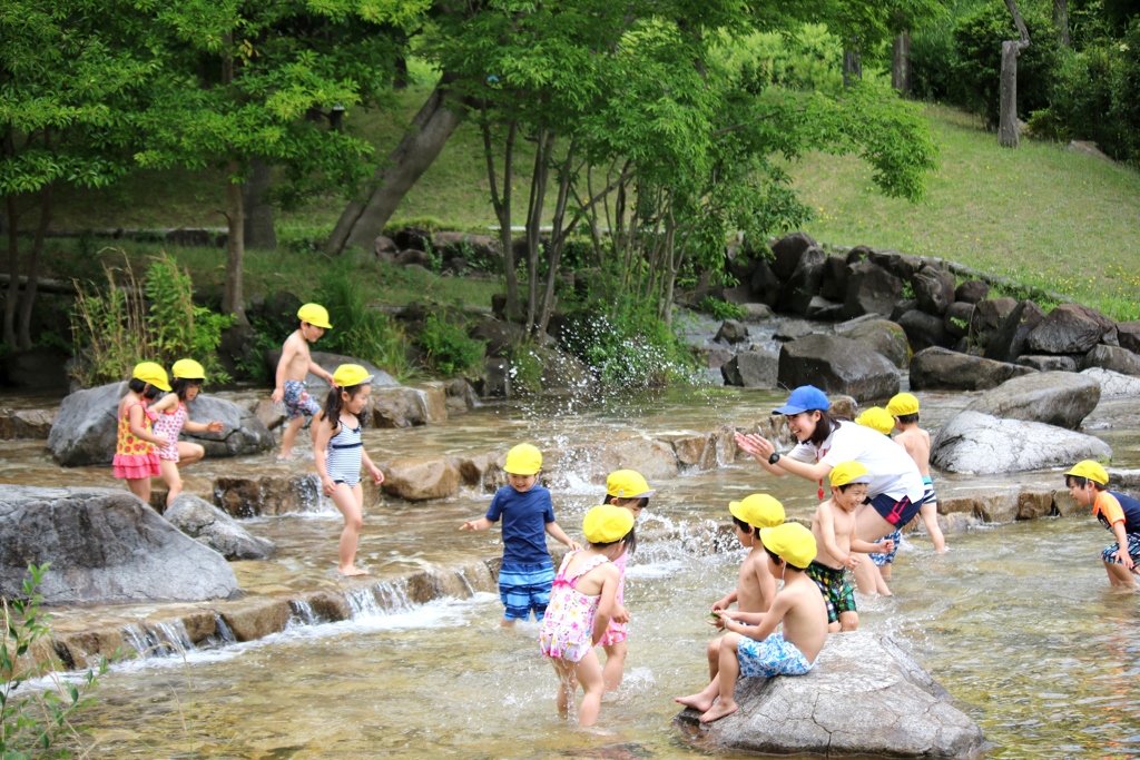 早くも水遊び！