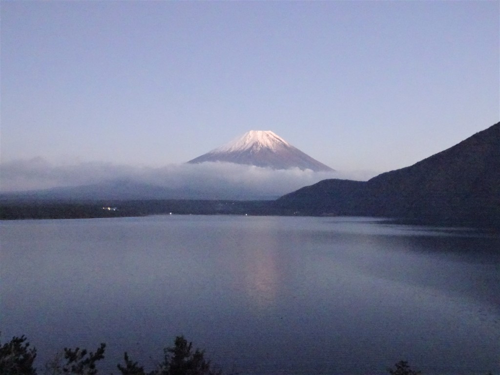 夕闇に浮かぶ富士