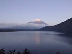 夕闇に浮かぶ富士