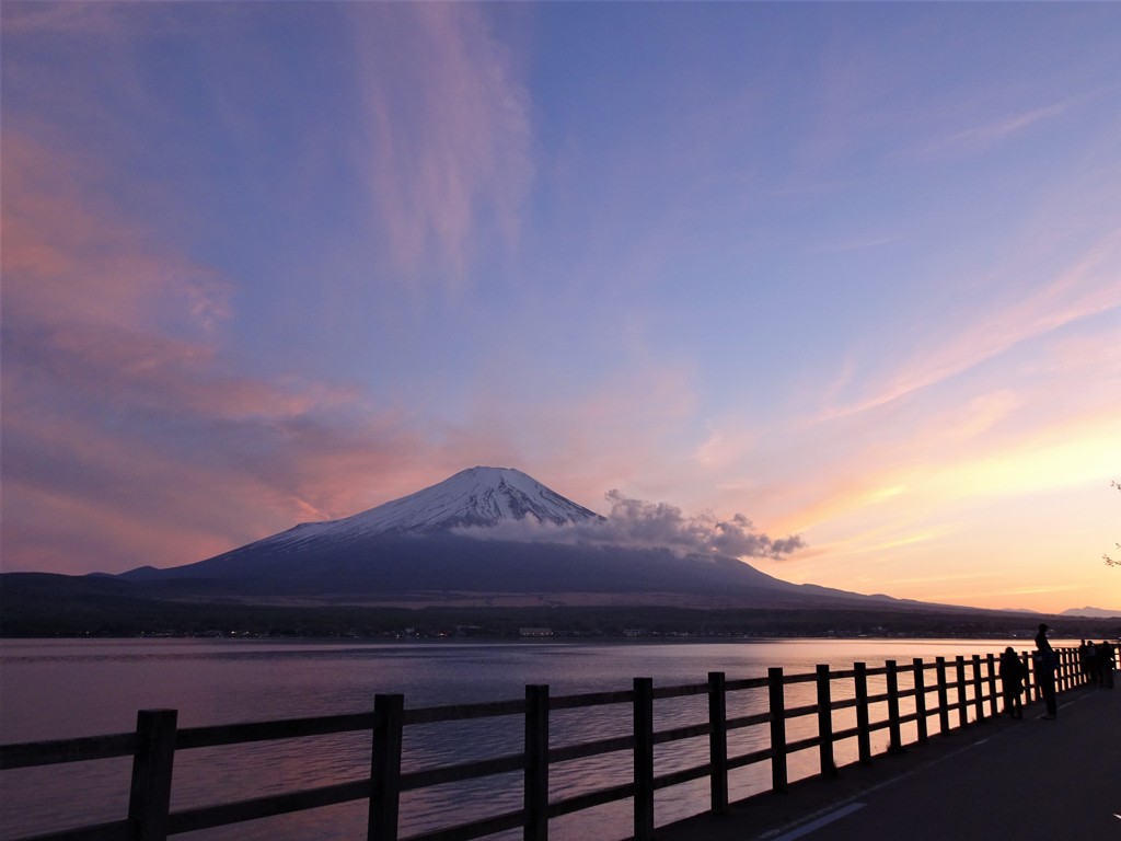 陽は沈み雲は輝く