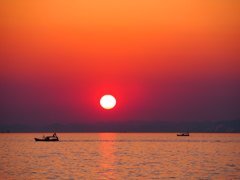夕日と漁船