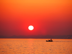 夕日と船