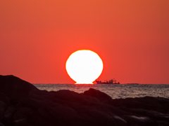 夕陽につっこむ船