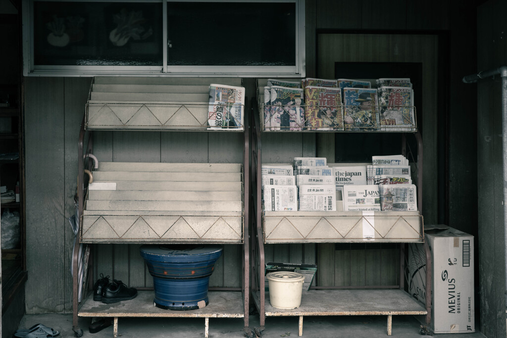 the newspapers rack / 静寂