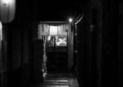 ろじをゆく店の灯りや冬の宵