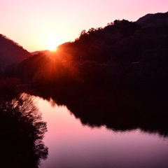 湖畔に映える夕日