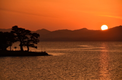 湖に沈む夕日